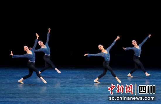 中国古典舞基本功展示。记者安源 摄 中国古典舞基本功展示。记者安源 摄