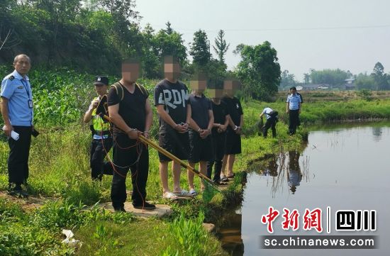 指认现场。荣县警方 供图 指认现场。荣县警方 供图