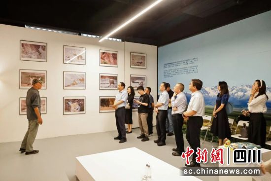 嘉宾们正在观展。中国银联 供图 嘉宾们正在观展。中国银联 供图