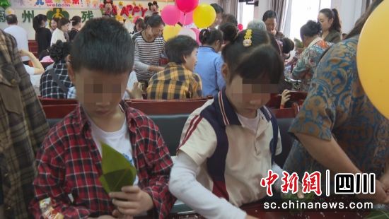 孩子们在家长的指导下包粽子。刘倩摄 孩子们在家长的指导下包粽子。刘倩摄