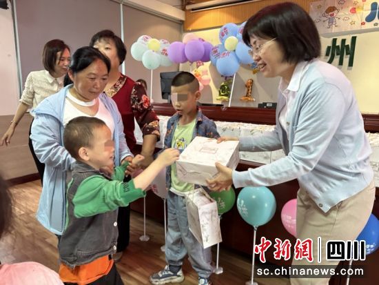 叙州区残联向孩子们送上了慰问品。刘倩 摄 叙州区残联向孩子们送上了慰问品。刘倩 摄