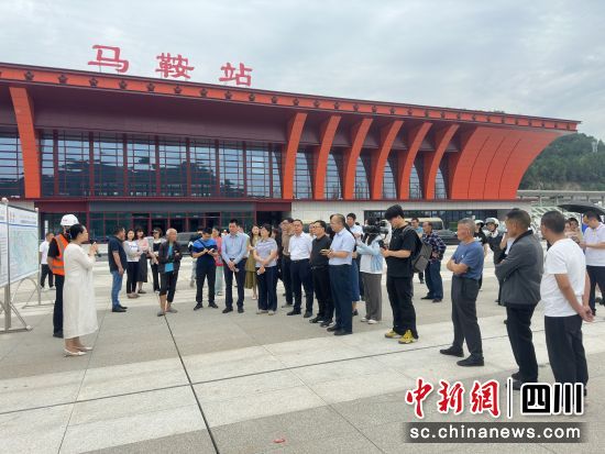 仪陇县政协副主席张小玲向媒体记者们介绍马鞍站建设情况。王爵 摄 仪陇县政协副主席张小玲向媒体记者们介绍马鞍站建设情况。王爵 摄