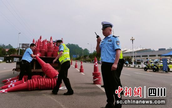 考前交通整治现场。富顺公安 供图 考前交通整治现场。富顺公安 供图