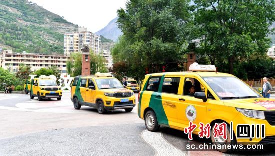 爱心送考车。汶川县委宣传部供图 爱心送考车。汶川县委宣传部供图