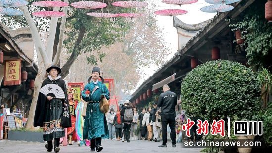 历史人物“穿越”安仁古镇。(西岭文旅集团 供图) 历史人物“穿越”安仁古镇。(西岭文旅集团 供图)