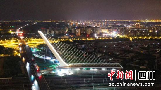 转体现场。成都市总工会供图 转体现场。成都市总工会供图