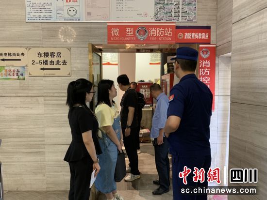 南充消防走进高考考点附近酒店指导做好消防安全工作。四川消防供图 南充消防走进高考考点附近酒店指导做好消防安全工作。四川消防供图