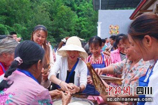 粽意浓浓,情聚一堂。潘政吉 摄 粽意浓浓,情聚一堂。潘政吉 摄