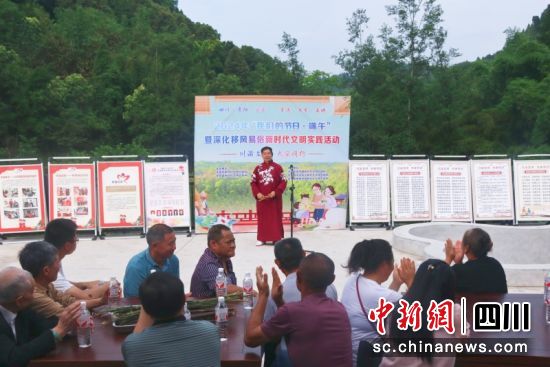 大足金钱板传承人现场表演。潘政吉 摄 大足金钱板传承人现场表演。潘政吉 摄