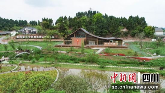 美丽荷桥村。简阳融媒体中心 供图 美丽荷桥村。简阳融媒体中心 供图