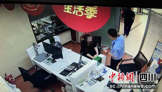 民警来到现场调查。邮储银行通江县支行 供图 民警来到现场调查。邮储银行通江县支行 供图
