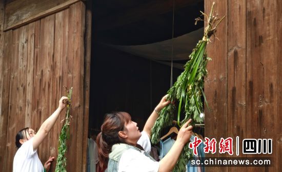 村民在门前悬挂艾草。雨城融媒 供图 村民在门前悬挂艾草。雨城融媒 供图