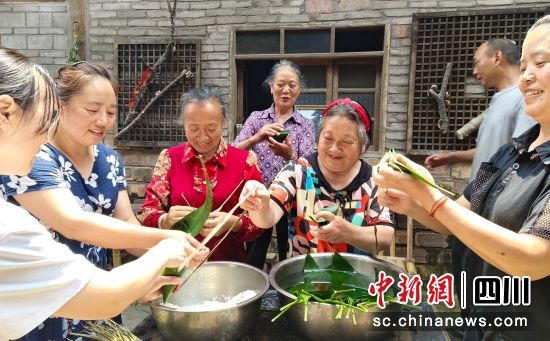 包粽子迎端午。雨城融媒 供图 包粽子迎端午。雨城融媒 供图