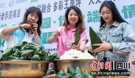 包粽子迎端午。周万龙 摄 包粽子迎端午。周万龙 摄