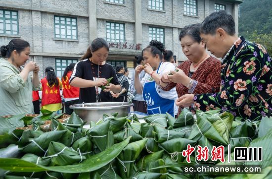 包粽子迎端午。周万龙 摄 包粽子迎端午。周万龙 摄
