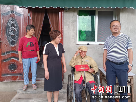 何思全领到退役军人优待证。射洪市退役军人事务局供图 何思全领到退役军人优待证。射洪市退役军人事务局供图