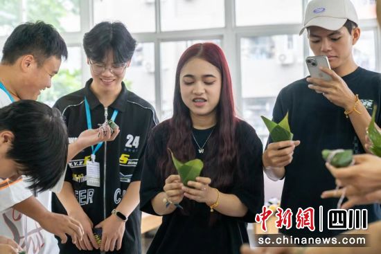 近日,外国留学生在成都工业职业技术学院体验端午文化。(成都工业职业技术学院供图) 近日,外国留学生在成都工业职业技术学院体验端午文化。(成都工业职业技术学院供图)