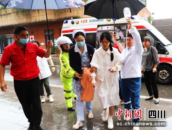 医护人员护送考生进考场。纳溪区委宣传部供图 医护人员护送考生进考场。纳溪区委宣传部供图
