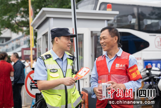 徐根发与徐敏一同护航高考。 绵阳市公安局供图 徐根发与徐敏一同护航高考。 绵阳市公安局供图