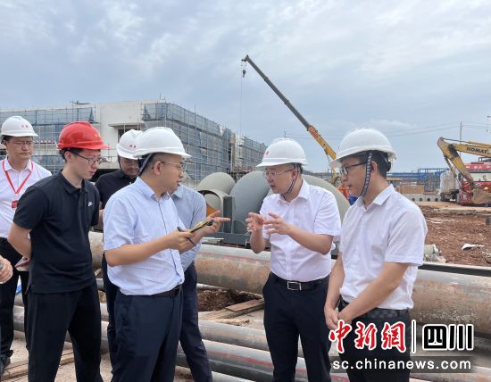 中省市媒体走进永盈新材料项目建设现场采访。杨晓江 摄 中省市媒体走进永盈新材料项目建设现场采访。杨晓江 摄