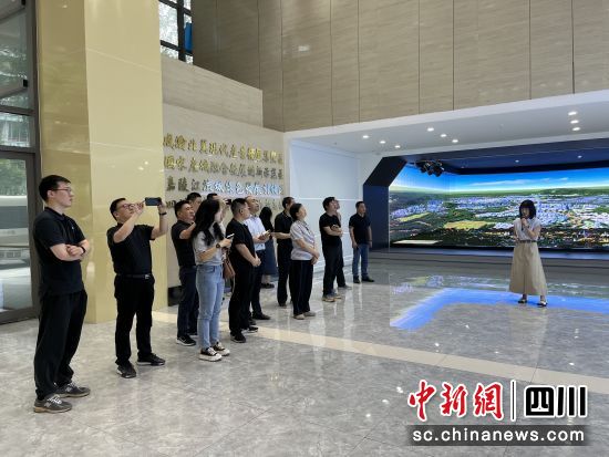 “万千气象看四川”大型主题采访团,走进南充临江新区管委会。杨晓江 摄 “万千气象看四川”大型主题采访团,走进南充临江新区管委会。杨晓江 摄
