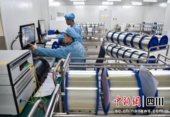 四川通光光纤有限公司技术人员在工作中。梁洪源 摄 四川通光光纤有限公司技术人员在工作中。梁洪源 摄