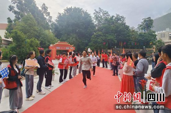 考生走进考场。汶川县委宣传部供图 考生走进考场。汶川县委宣传部供图