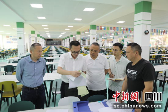 “校园餐”专班工作人员正在开展监督检查。 西充县委宣传部供图 “校园餐”专班工作人员正在开展监督检查。 西充县委宣传部供图