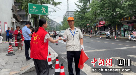 志愿者为环卫工人送上矿泉水。中铁八局 供图 志愿者为环卫工人送上矿泉水。中铁八局 供图