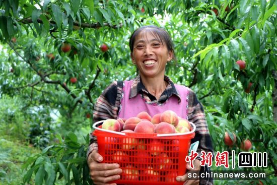 丰收的喜悦。罗景萍 摄 丰收的喜悦。罗景萍 摄