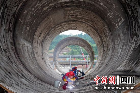 坚守岗位只争朝夕。熊剑 摄 坚守岗位只争朝夕。熊剑 摄
