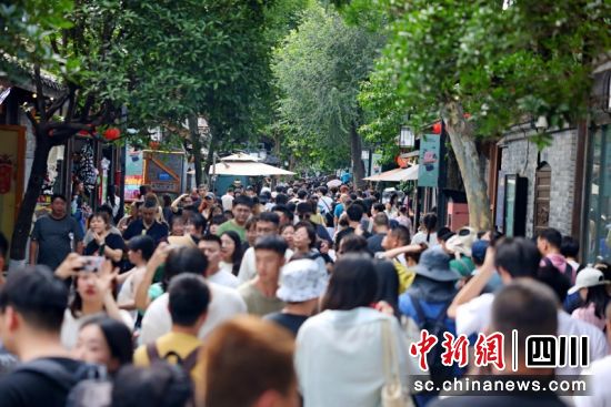 热闹的现场。宽窄巷子 供图 热闹的现场。宽窄巷子 供图