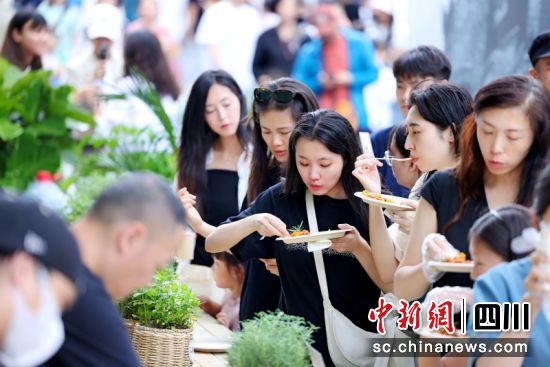 游客争相品美食。宽窄巷子 供图 游客争相品美食。宽窄巷子 供图