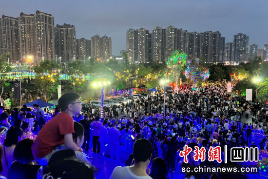 夜色璀璨。黄正华 摄 夜色璀璨。黄正华 摄