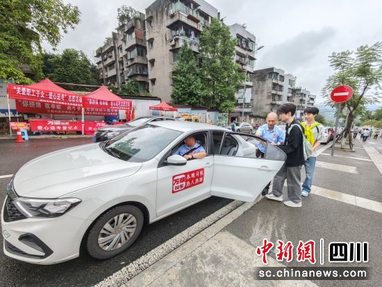 完成最后一堂考试,学生们有序乘车回家。姚艾青 摄 完成最后一堂考试,学生们有序乘车回家。姚艾青 摄