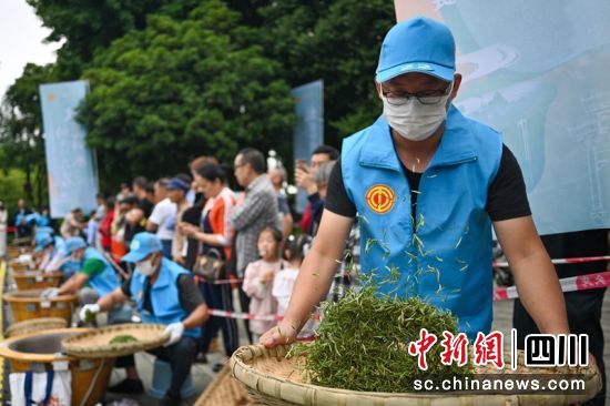 22号参赛选手段磊正在进行比赛。记者 刘忠俊 摄 22号参赛选手段磊正在进行比赛。记者 刘忠俊 摄