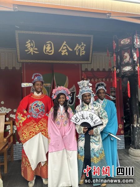 卢旺达青年团队在成都体验。(凤凰山体育公园 供图) 卢旺达青年团队在成都体验。(凤凰山体育公园 供图)