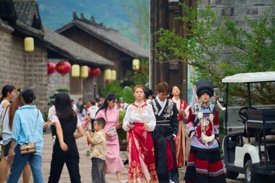 宜宾屏山马湖府古城民族服饰体验。 宜宾屏山马湖府古城民族服饰体验。