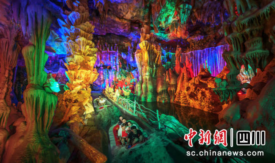 游客在中华洞天水世界玩乐。 江油市委宣传部供图 游客在中华洞天水世界玩乐。 江油市委宣传部供图