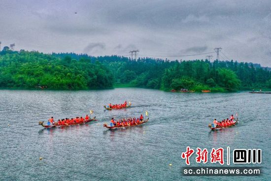划龙舟比赛。泸州文化广播电视和旅游局供图 划龙舟比赛。泸州文化广播电视和旅游局供图