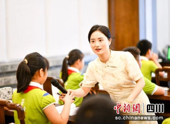 同学正在回答现场。成都市草堂小学 供图 同学正在回答现场。成都市草堂小学 供图