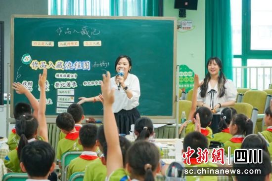 同学们积极举手参与。成都市草堂小学。供图 同学们积极举手参与。成都市草堂小学。供图