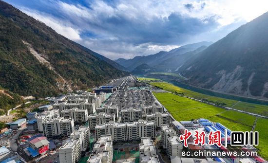 王岗坪乡灾后重建集中安置点。石棉融媒 供图 王岗坪乡灾后重建集中安置点。石棉融媒 供图