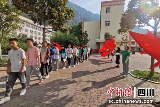 考生在考点外等候入场。汶川县委宣传部供图 考生在考点外等候入场。汶川县委宣传部供图