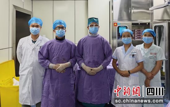 封堵术手术医生合影。荣县融媒 供图 封堵术手术医生合影。荣县融媒 供图