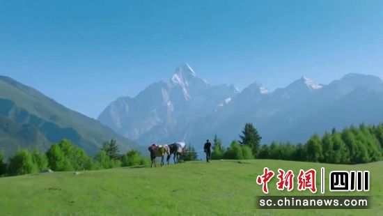 天蓝、地绿的小金县美景美如壁纸。小金县委宣传部供图 天蓝、地绿的小金县美景美如壁纸。小金县委宣传部供图