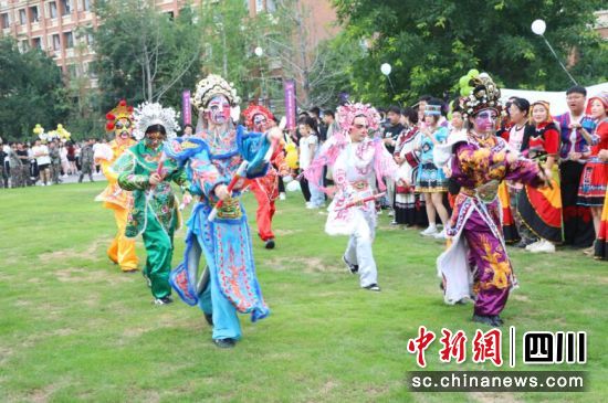 毕业活动现场。李美琪摄 毕业活动现场。李美琪摄