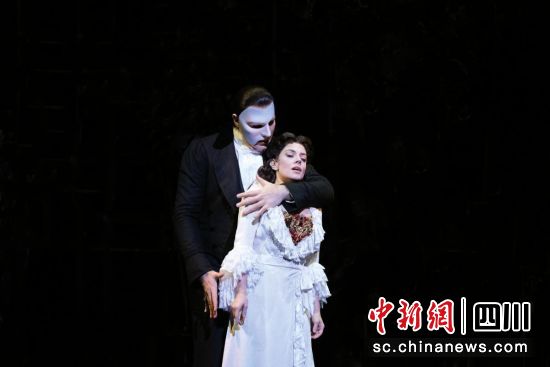 《剧院魅影》剧照。(成都高新中演大剧院 供图) 《剧院魅影》剧照。(成都高新中演大剧院 供图)