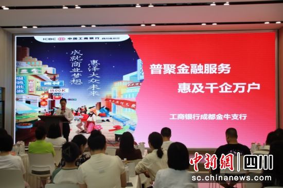 正在进行主题演讲。岳乐 摄 正在进行主题演讲。岳乐 摄