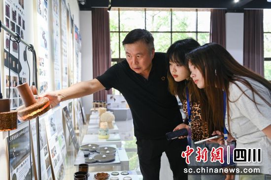 师生现场观展。 马玉莲 摄 师生现场观展。 马玉莲 摄